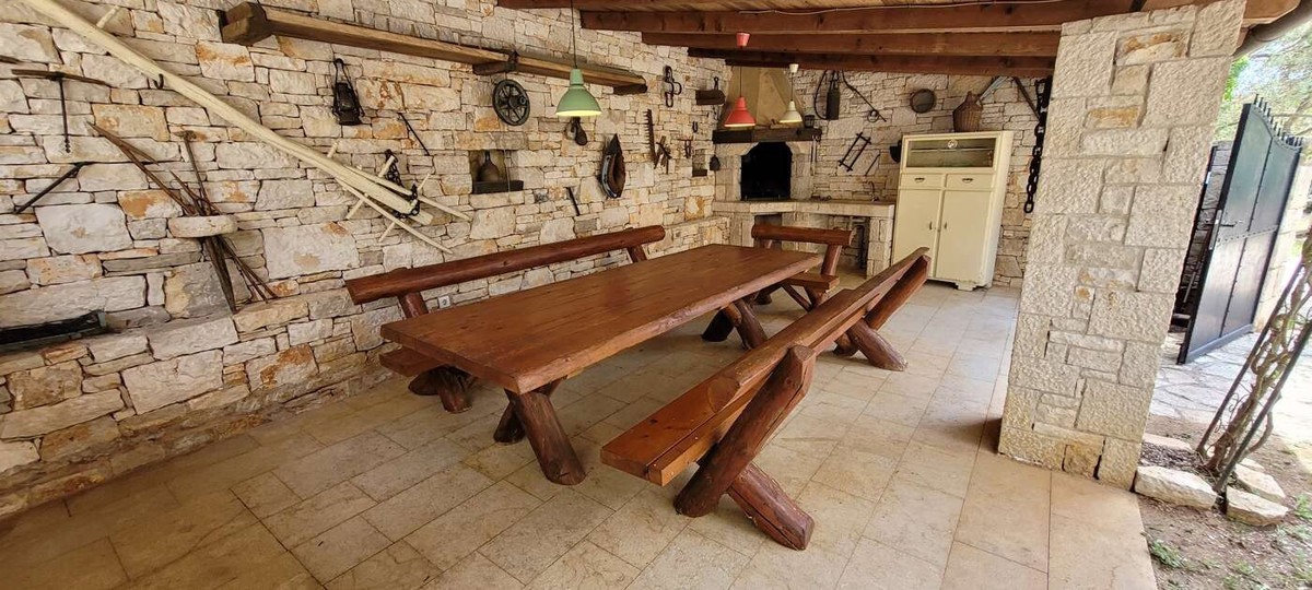 Posest z dvema kamnitima hišama in bazenom